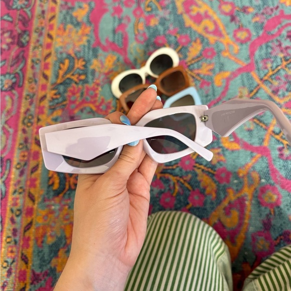 (LOT OF 4) Colorful Sunglasses - Picture 2 of 5